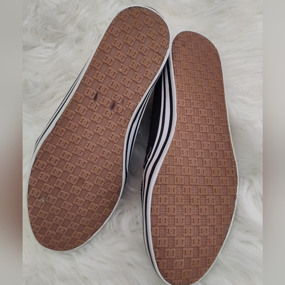 NWOT D & C flat sz 8 Women's slip on canvas shoes. Black& White. Like new. - Picture 5 of 7